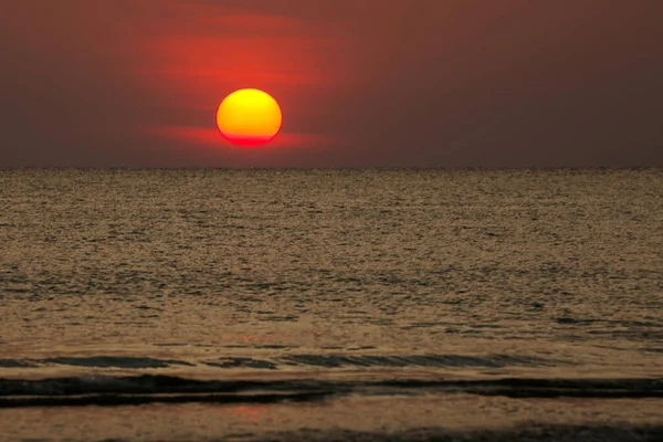 Grand Soleil Couchant Sur Mer Disque Rouge Soleil Touche Horizon Photo De Stock