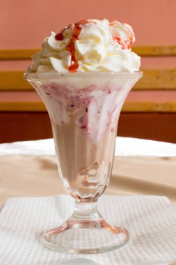 Cam kasede dondurma.