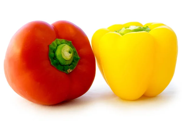 ピーマンと白い背景の上のトマト — ストック写真
