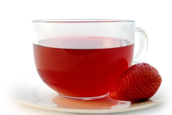 Szkło filiżanka gorącej aromatycznej herbaty czerwone z truskawkami — Zdjęcie stockowe