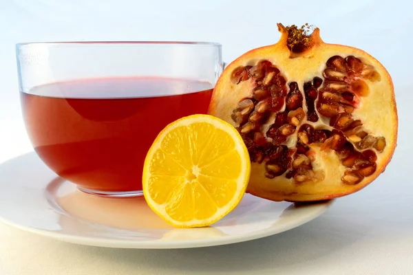 Sklo šálek horké aromatické červené čaje s granátového jablka a citronem — Stock fotografie