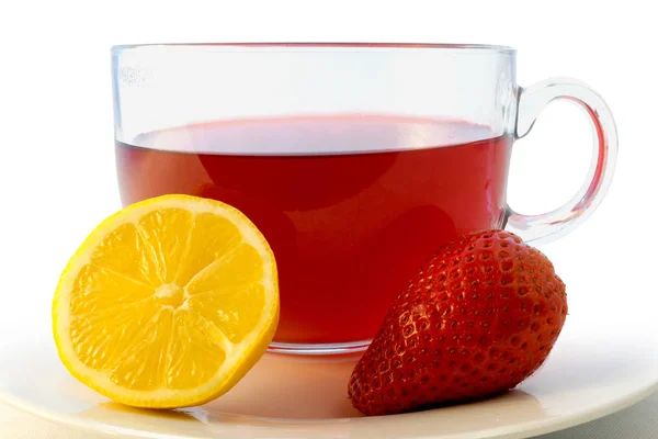 Coupe en verre de thé rouge aromatique chaud à la fraise et au citron — Photo