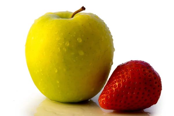 Pomme et fraise isolées sur blanc — Photo