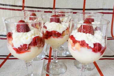 Taze çilekli sağlıklı tatlı.