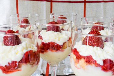 Taze çilekli sağlıklı tatlı.