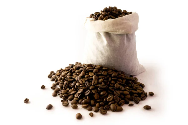 배경에 분리되어 커피콩 주머니 — 스톡 사진