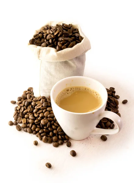 Påse Kaffebönor Med Kopp Färskt Kaffe Isolerad Vit Bakgrund — Stockfoto