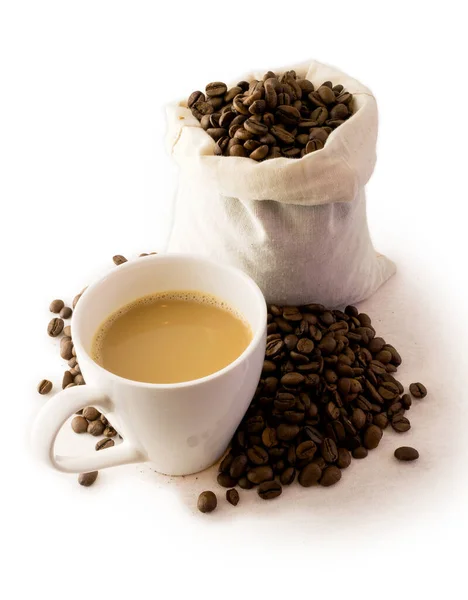 Påse Kaffebönor Med Kopp Färskt Kaffe Isolerad Vit Bakgrund — Stockfoto