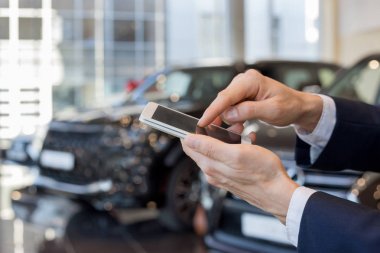 Adam Bayi showroom mobil akıllı telefon kullanarak.