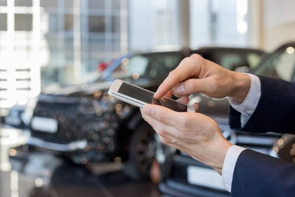 Adam Bayi showroom mobil akıllı telefon kullanarak.