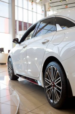 Rusya, Izhevsk - 4 Temmuz 2019: Kia showroom'da yeni arabalar. Modern Kia Devam. Yan görünüm.