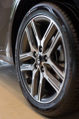 Rusya, Izhevsk - 4 Temmuz 2019: Showroom Kia. Yeni bir arabanın alaşım tekerleği olan tekerlek. Ünlü dünya markası.