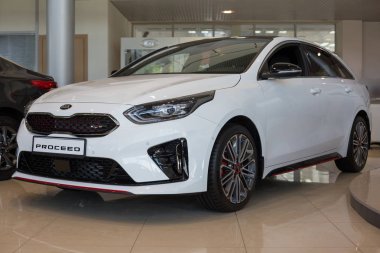 Rusya, Izhevsk - 4 Temmuz 2019: Kia showroom'da yeni arabalar. Modern Kia Devam. Ünlü dünya markası.