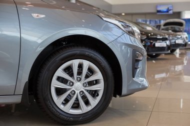 Rusya, Izhevsk - 4 Temmuz 2019: Kia showroom'da yeni arabalar. Ünlü dünya markası.