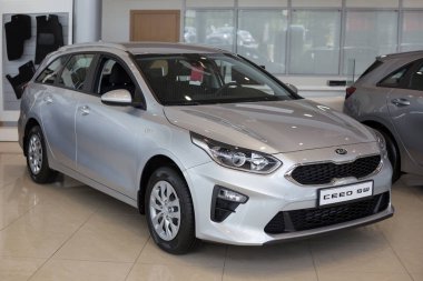 Rusya, Izhevsk - 4 Temmuz 2019: Showroom'da yeni arabalar. Modern Kia Ceed Sw. Ünlü dünya markası.
