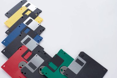 Beyaz arka plan üzerinde yalıtılmış çok renkli esnek diskler.