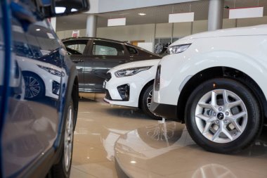Rusya, Izhevsk - 4 Temmuz 2019: Kia showroom'da yeni arabalar. Ünlü dünya markası.