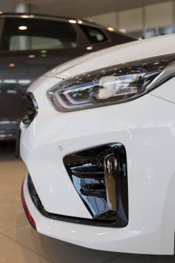 Rusya, Izhevsk - 4 Temmuz 2019: Kia showroom'da yeni arabalar. Modern Kia Zarif kafa lambaları ile devam.