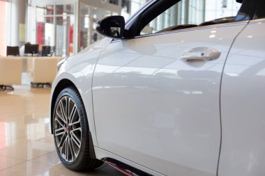 Rusya, Izhevsk - 4 Temmuz 2019: Kia showroom'da yeni arabalar. Modern Kia Devam. Yan görünüm.