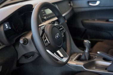 Rusya, Izhevsk - 4 Temmuz 2019: Showroom Kia. Yeni modern araba business class Optima Iç.