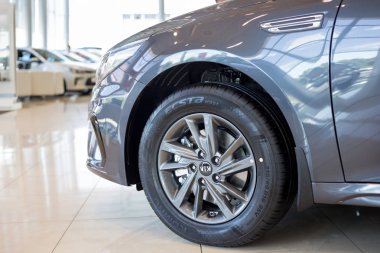 Rusya, Izhevsk - 4 Temmuz 2019: Showroom Kia. Modern araba business class Optima. Geri görünüm.