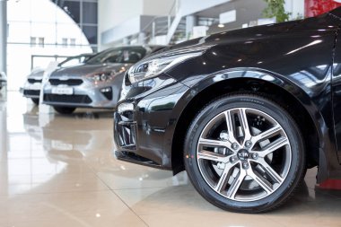 Rusya, Izhevsk - 4 Temmuz 2019: Kia showroom'da yeni arabalar. Modern Kia Cerato. Geri görünüm.