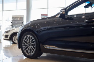 Bayi showroom'unda yeni arabalar. Prestijli araçlar.