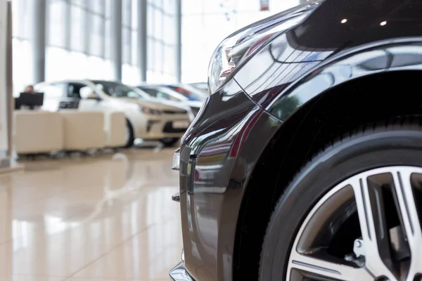 Coches nuevos en la sala de exposición del distribuidor. Para usar como fondo . — Foto de Stock