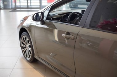 Rusya, Izhevsk - 18 Temmuz 2019: Toyota showroom'da yeni arabalar. Modern Corolla. Ünlü dünya markası.