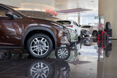 Rusya, Ijevsk-21 Temmuz 2019: Lexus showroom. Yeni modern prestijli arabalar.