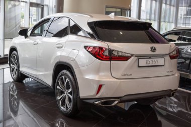 Rusya, Ijevsk-21 Temmuz 2019: Lexus showroom yeni modern araba RX 350. Ünlü dünya markası. Prestijli Araçlar.