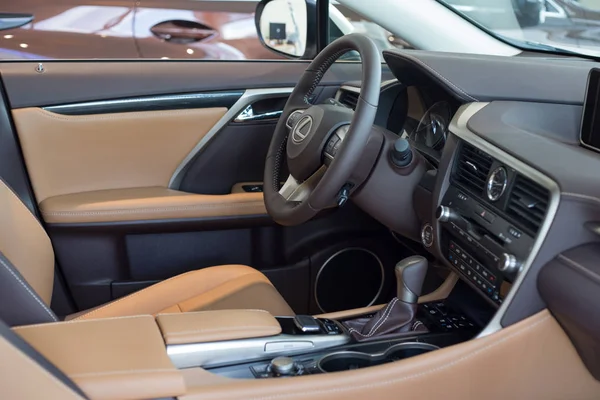 Rusia, Izhevsk - 21 de julio de 2019: Sala de exposición Lexus. Interior del nuevo Lexus RX350L moderno . —  Fotos de Stock