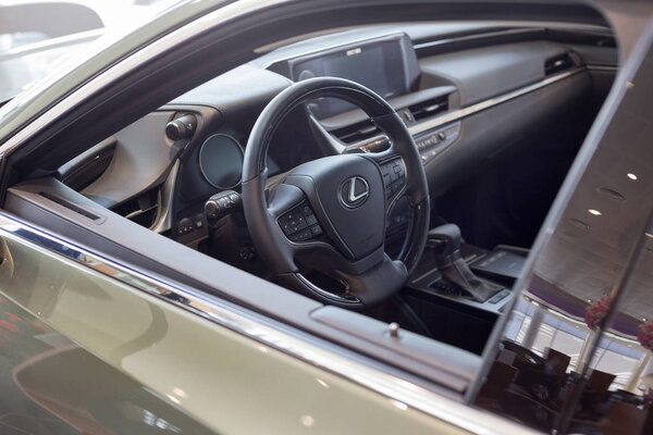 Россия, Ижевск - 21 июля 2019 года: автосалон Lexus. Интерьер нового современного Lexus ES 250. Известный мировой бренд
.