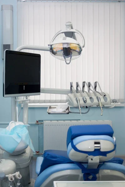 Oficina de dentistas. Unidad de tratamiento dental y otros equipos de servicio . — Foto de Stock