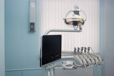 Diş arıtma ünitesi ve diğer servis ekipmanları. Dişçi Kliniği.