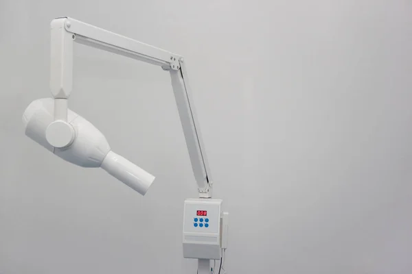 Diş kliniğinde X-ışını makinesi. Dişçi ofisi. Beyaz arka planda yalıtılmış. — Stok fotoğraf