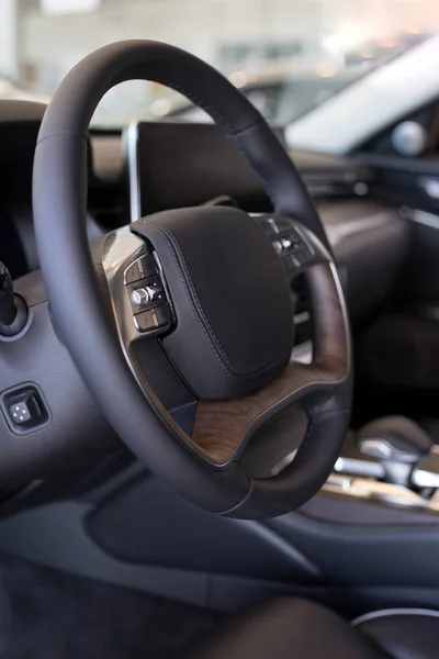 Interior de prestigioso coche nuevo en la sala de exposición distribuidor. Transporte moderno . . —  Fotos de Stock