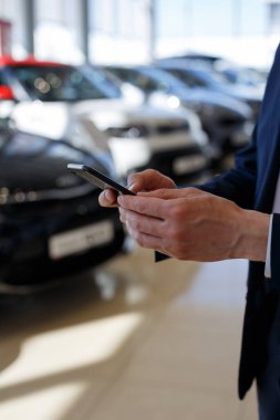 Adam Bayi showroom mobil akıllı telefon kullanarak.
