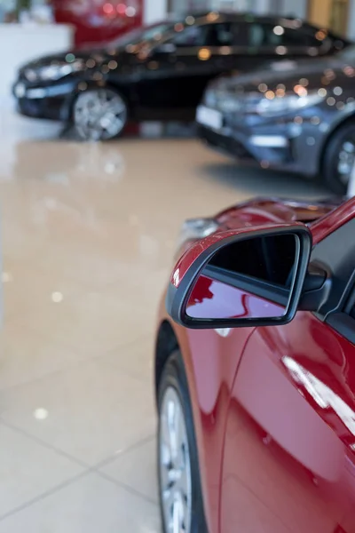 Auto concesionario de coches. Coches nuevos en la sala de exposición del distribuidor. Vehículos de prestigio . — Foto de Stock