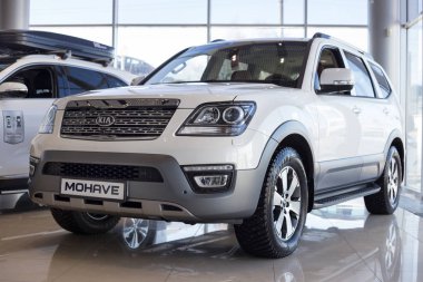 Rusya, Izhevsk - 4 Nisan 2019: Kia showroom'da yeni arabalar. Modern Kia Mohave. Ünlü dünya markası.