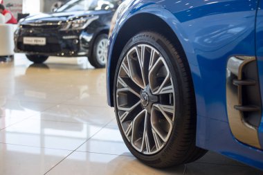 Rusya, Izhevsk - 4 Nisan 2019: Showroom Kia. Bayi showroom yeni prestijli arabalar.