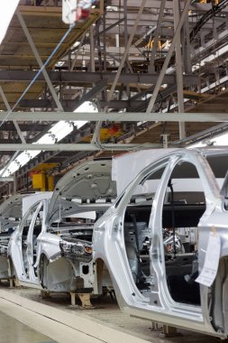 Rusya, Izhevsk - 15 Aralık 2018: Lada Otomobil Fabrikası Izhevsk. Konveyör hattında yeni arabanın gövdeleri.