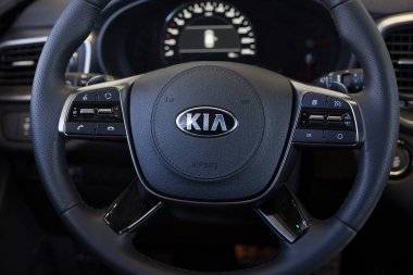 Rusya, Izhevsk - 4 Nisan 2019: Showroom Kia. Yeni Sorento Prime direksiyon simidi.