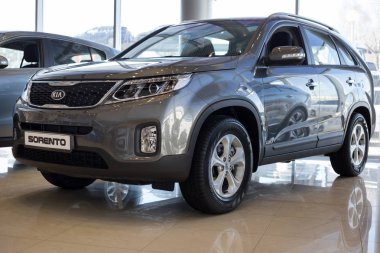 Rusya, Izhevsk - 4 Nisan 2019: Kia showroom'da yeni arabalar. Modern Kia Sorento. Ünlü dünya markası.