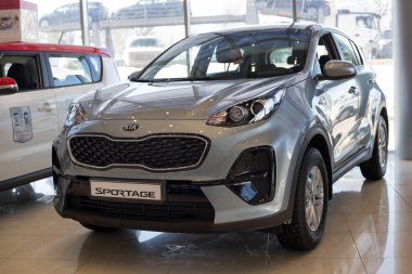 Rusya, Izhevsk - 4 Nisan 2019: Kia showroom'da yeni arabalar. Modern Kia Sportage. Ünlü dünya markası.