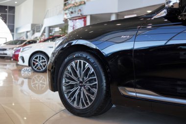 Rusya, Izhevsk - 4 Nisan 2019: Showroom Kia. Bayi showroom yeni prestijli arabalar.