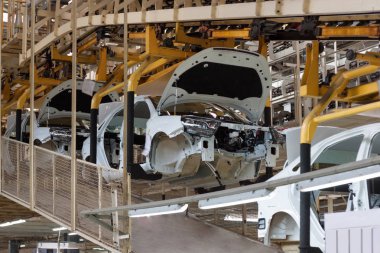 Rusya, Izhevsk - 15 Aralık 2018: Lada Otomobil Fabrikası Izhevsk. Konveyör hattı üzerinde boyama sonra yeni arabalar.