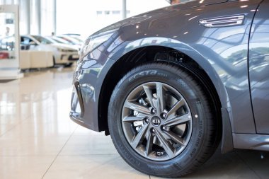 Rusya, Izhevsk - 4 Temmuz 2019: Showroom Kia. Modern araba business class Optima. Yan görünüm.