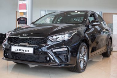Rusya, Izhevsk - 4 Temmuz 2019: Kia showroom'da yeni arabalar. Modern Cerato. Ön görüş. Ünlü dünya markası.