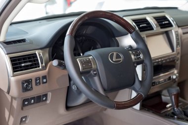 Rusya, Ijevsk-21 Temmuz 2019: Lexus showroom. Yeni Modern araba Lexus GX 460 iç.